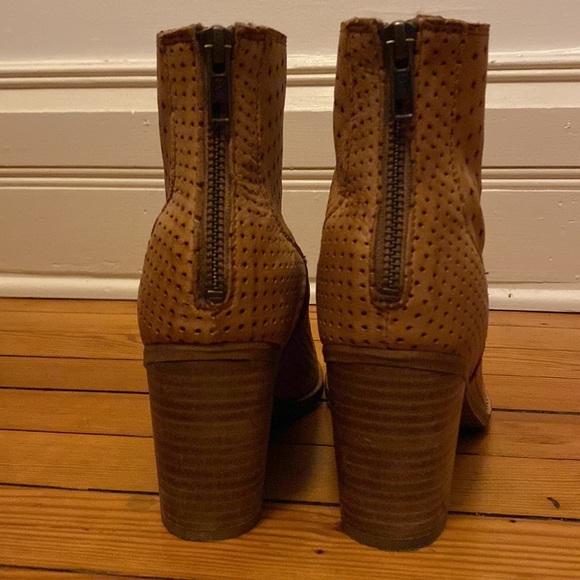 Perforated tan leather ankle boots wood heel - Picture 4 of 8